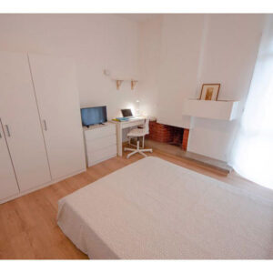 vista generale della stanza con letto matrimoniale e arredi