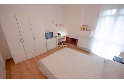 vista generale della stanza con letto matrimoniale e arredi