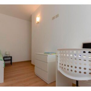 vista generale della stanza con letto singolo e scrivania per studio o lavoro