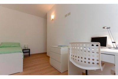 vista generale della stanza con letto singolo e scrivania per studio o lavoro