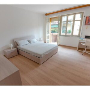 vista generale della stanza molto ampia e luminosa, con letto matrimoniale e balconcino finestrato