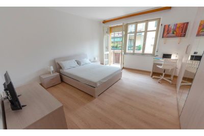 vista generale della stanza molto ampia e luminosa, con letto matrimoniale e balconcino finestrato