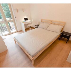 vista generale della stanza che si affaccia su balconcino privato