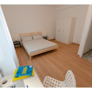 vista generale della stanza, con letto matrimoniale e area per lo studio o lavoro