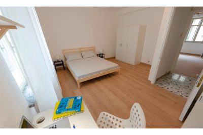 vista generale della stanza, con letto matrimoniale e area per lo studio o lavoro