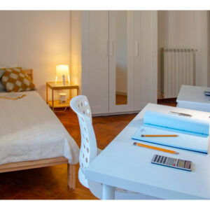 interno della stanza vista dalla finestra che si affaccia sul mare