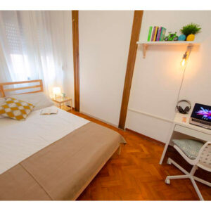 vista generale della stanza con letto matrimoniale e scrivania