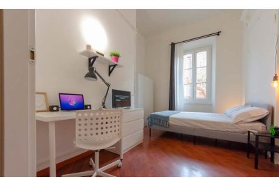 vista della stanza con letto, zona studio e finestra