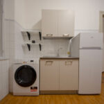 vista della cucina, con lavello, frigorifero e lavatrice