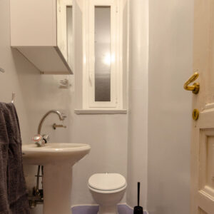 vista del bagno con lavandino e wc