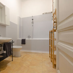 dettaglio del bagno con vasca