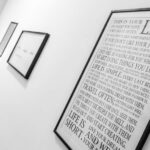 stampe e poster incorniciati nel corridoio