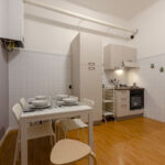 vista della cucina, zona pranzo con tavolo e quattro sedie