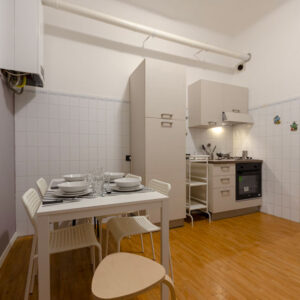 vista della cucina, zona pranzo con tavolo e quattro sedie