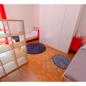 vista della stanza le cui zone sono divise da una pratica libreria