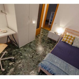 vista principale della stanza con letto matrimoniale e pavimento in terrazzo verdone