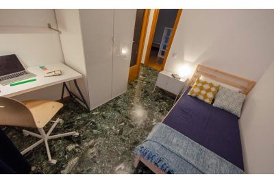 vista principale della stanza con letto matrimoniale e pavimento in terrazzo verdone