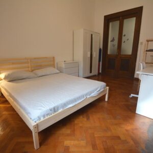 dettaglio della stanza sul letto matrimoniale a uso singolo