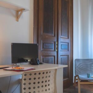 dettaglio della scrivania con sedia ergonomica