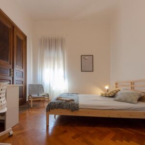 dettaglio della stanza per il letto matrimoniale e la finestra