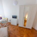 nella stanza è presente un armadio a tre ante con specchio