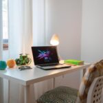 vista della scrivania con sedia ergonomica