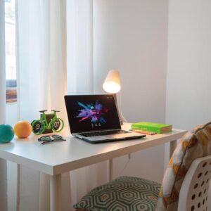 vista della scrivania con sedia ergonomica