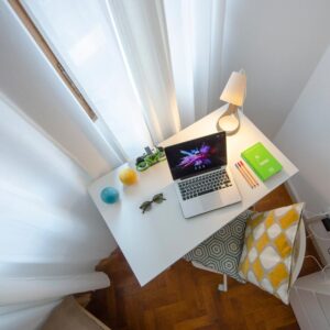 dettaglio della scrivania per la zona studio