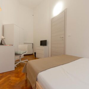 vista della stanza con cassettiera e mobile tv