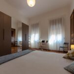 dettaglio dell'armadio ampio e con specchio