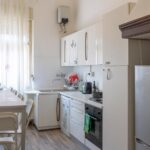 cucina, sala da pranzo e frigorifero capiente