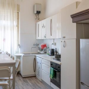 cucina, sala da pranzo e frigorifero capiente