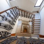 la tromba delle scale per raggiungere l'ingresso dell'appartamento