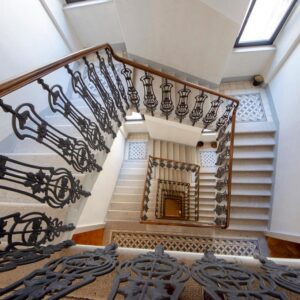 la tromba delle scale per raggiungere l'ingresso dell'appartamento