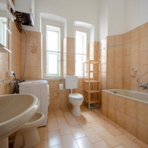 bagno principale piastrellato con vasca da bagno