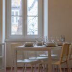 tavolo da pranzo bianco apparecchiato per sei commensali