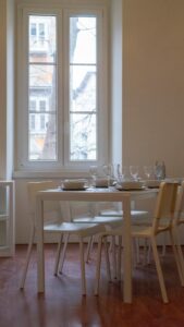 tavolo da pranzo bianco apparecchiato per sei commensali