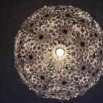 dettaglio della illuminazione: gioco di luci del lampadario con decori traforati