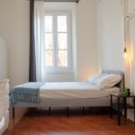 vista del letto matrimoniale posizionato sotto la finestra