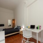 dettaglio sulla zona studio con scrivania e sedia