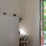 dettaglio della zona studio, posizionata in un angolo discreto tra l'armadio e il balcone