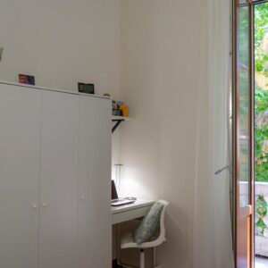 dettaglio della zona studio, posizionata in un angolo discreto tra l'armadio e il balcone