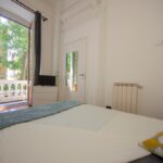 vista della stanza dal letto matrimoniale verso il balcone privato