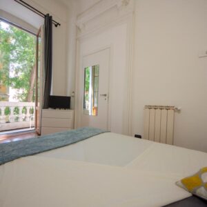 vista della stanza dal letto matrimoniale verso il balcone privato