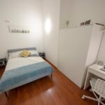 stanza con letto, armadio a tre ante scorrevoli e zona studio scrivania e sedia