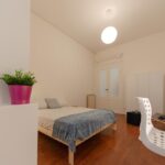 dettaglio della stanza con vista sul letto matrimoniale