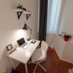 dettaglio della scrivania attrezzata per lo studio