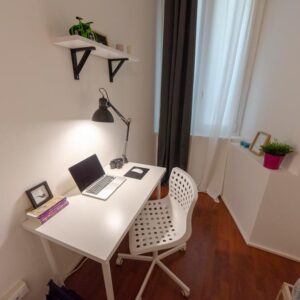 dettaglio della scrivania attrezzata per lo studio