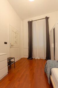 dettaglio sulla finestra della stanza