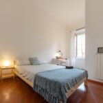 vista della stanza con letto matrimoniale a uso singolo, comodino e zona studio